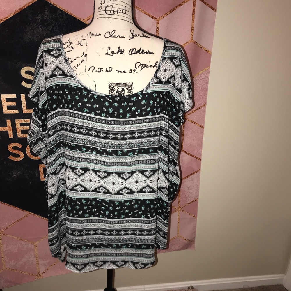 🚫SOLD🚫TORRID• multi pattern buttonback blouse
